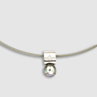 Kette mit Anhaenger Omegareif aus Weißgold mit Perle aus zweiter Hand