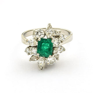 Entourage-Ring aus Weißgold mit Smaragd, Diamant und Brillant