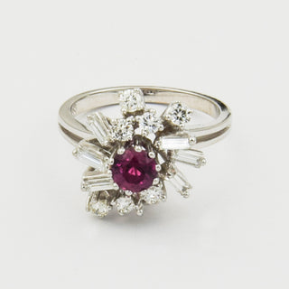 Vintage Entourage-Ring aus Weißgold mit Rubin, Diamant und Brillant