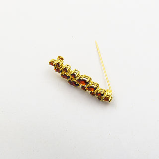 Granatbrosche aus Gelbgold