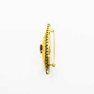 Brosche aus 750 Gelbgold mit Granat, nachhaltiger second hand Schmuck perfekt aufgearbeitet