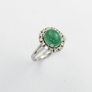 Entourage-Ring aus 750 Weißgold mit Smaragd und Brillant, nachhaltiger second hand Schmuck perfekt aufgearbeitet