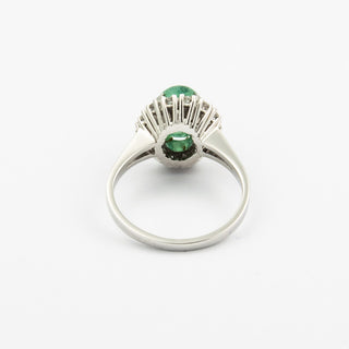 Entourage-Ring aus 750 Weißgold mit Smaragd und Brillant, nachhaltiger second hand Schmuck perfekt aufgearbeitet