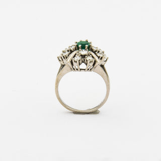 Entourage-Ring aus 585 Weißgold mit Smaragd und Brillant, nachhaltiger second hand Schmuck perfekt aufgearbeitet