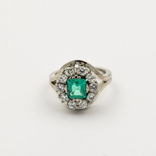 Entourage-Ring aus 750 Weißgold mit Smaragd und Brillant, nachhaltiger second hand Schmuck perfekt aufgearbeitet