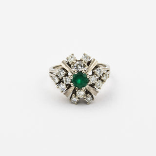 Entourage-Ring aus 585 Weißgold mit Smaragd und Brillant, nachhaltiger second hand Schmuck perfekt aufgearbeitet