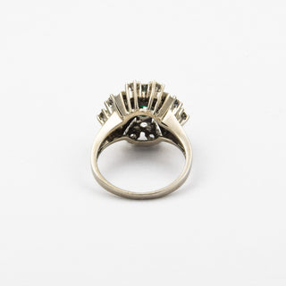 Entourage-Ring aus 585 Weißgold mit Smaragd und Brillant, nachhaltiger second hand Schmuck perfekt aufgearbeitet