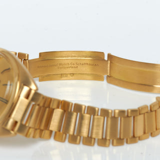 IWC Herrenarmbanduhr Yacht Club Automatik mit Datumsanzeige und Leuchtindizes und Zentralsekunde, gebrauchte Luxusuhr im Top-Zustand