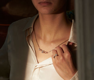 Eine goldene Kette mit Perlen.