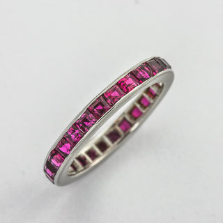 Memoirering aus 585 Weißgold mit Rubin, hochwertiger second hand Schmuck perfekt aufgearbeitet