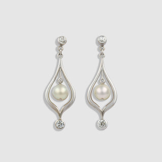 Perlenohrhänger aus Weißgold.