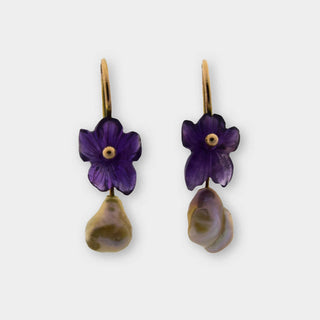 Besonderer Ohrschmuck aus Rotgold mit lila Blumen.