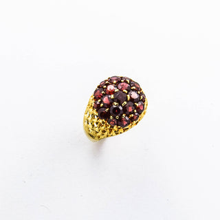 Granatring aus 750 Gelbgold, nachhaltiger second hand Schmuck perfekt aufgearbeitet