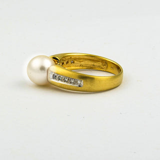 Ring aus 585 Gelb- und Weißgold mit Perle und Brillant, nachhaltiger second hand Schmuck perfekt aufgearbeitet