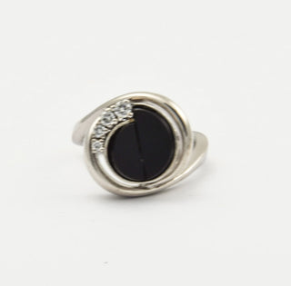 Ring aus 750 Weißgold mit Onyx und Brillant, nachhaltiger second hand Schmuck perfekt aufgearbeitet