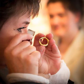 Der Ring wird mit einer speziellen Lupe untersucht.