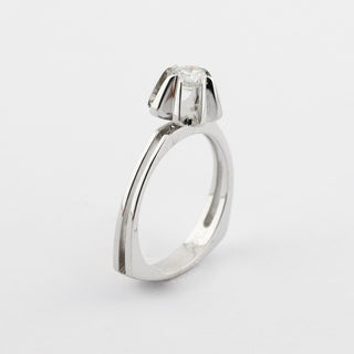 Solitärring aus 750 Weißgold mit Brillant, nachhaltiger second hand Schmuck perfekt aufgearbeitet