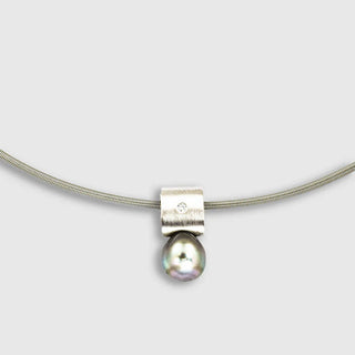 Kette mit Anhaenger Omegareif aus Weißgold mit Perle aus zweiter Hand