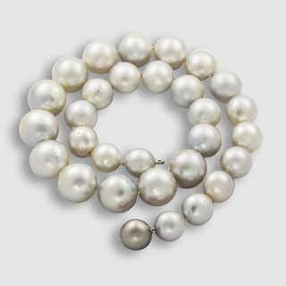 Perlenschmuck aus zweiter Hand Perlenohrstecker aus Gelbgold