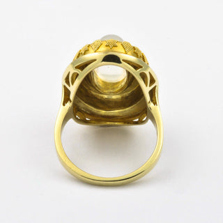 Ring aus Gelbgold mit Mondstein