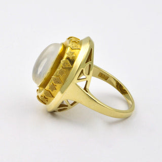 Ring aus Gelbgold mit Mondstein