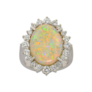 Ring aus Weißgold mit Opal und Brillant