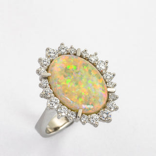 Ring aus Weißgold mit Opal und Brillant