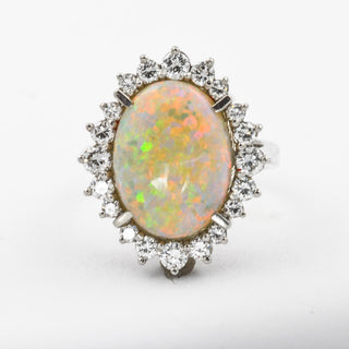 Ring aus Weißgold mit Opal und Brillant