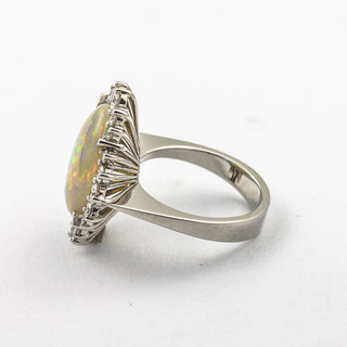 Ring aus Weißgold mit Opal und Brillant