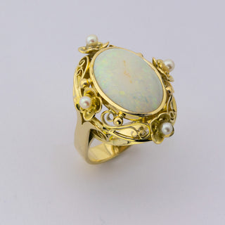 Ring aus Gelbgold mit Opal und Perle