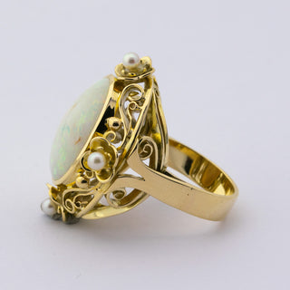 Ring aus Gelbgold mit Opal und Perle