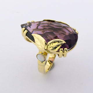 Ring aus Gelbgold mit Amethyst und Opal