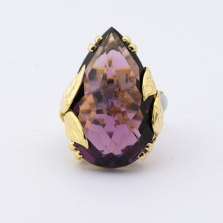 Ring aus Gelbgold mit Amethyst und Opal