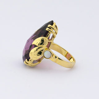 Ring aus Gelbgold mit Amethyst und Opal