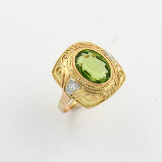 Ring aus Gelb- und Weißgold mit Peridot und Brillant