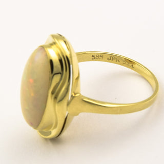 Ring aus Gelbgold mit Opal