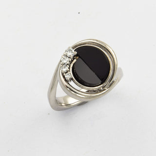 Ring aus Weißgold mit Onyx und Brillant