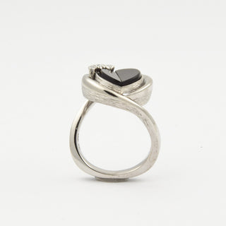 Ring aus Weißgold mit Onyx und Brillant