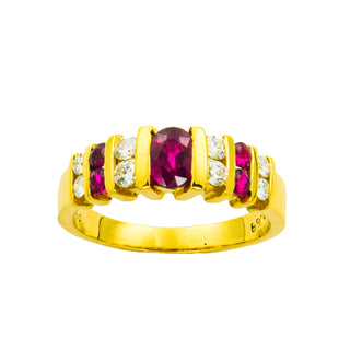 Ring aus Gelbgold mit Rubin und Brillant