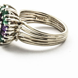 Ring aus Weißgold mit Amethyst und Smaragd