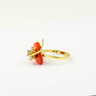 Korallenring aus Gelbgold mit Brillant