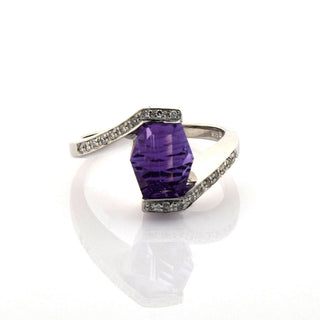 Ring aus Weißgold mit Amethyst und Diamant