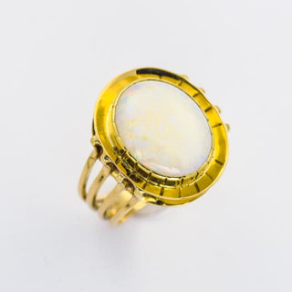 Ring aus Gelbgold mit Opal