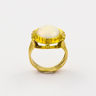 Ring aus Gelbgold mit Opal