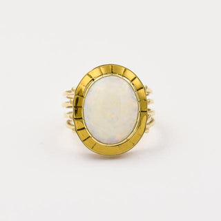 Ring aus Gelbgold mit Opal