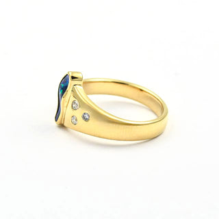 Ring aus Gelbgold mit Opal und Brillant