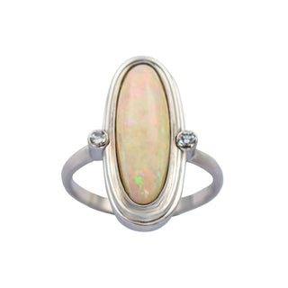 Ring aus Weißgold mit Opal und Brillant