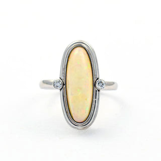 Ring aus Weißgold mit Opal und Brillant