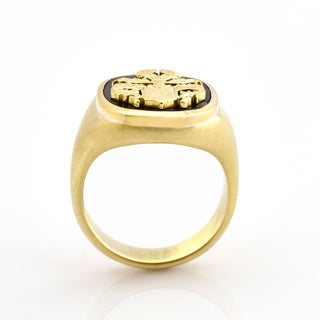 Ring aus Gelbgold mit Onyx
