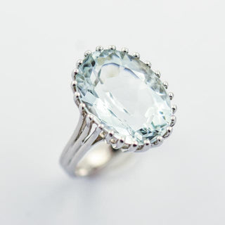 Ring aus Weißgold mit Aquamarin